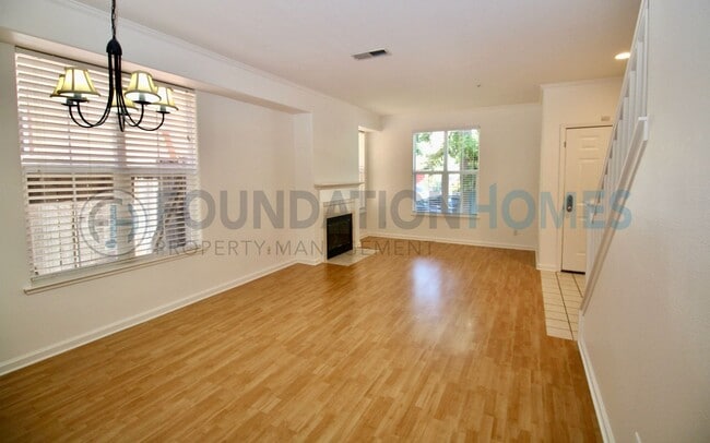 Building Photo - Great Layout, Newer Hamilton Condo - A/C - FOUNDATION -