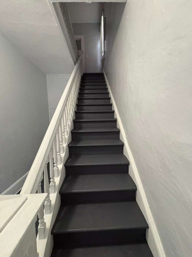 Building Photo - 140 E 5th St