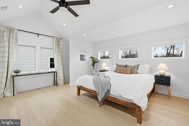 Building Photo - 2211 Franklin St NE