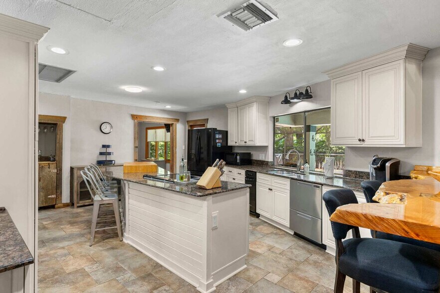 Building Photo - 926 Riverhills Dr