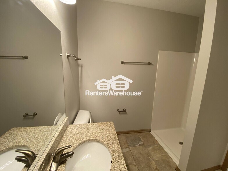 Building Photo - 2000 Meadow Ct