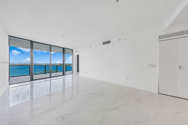 Building Photo - 700 NE 24th St