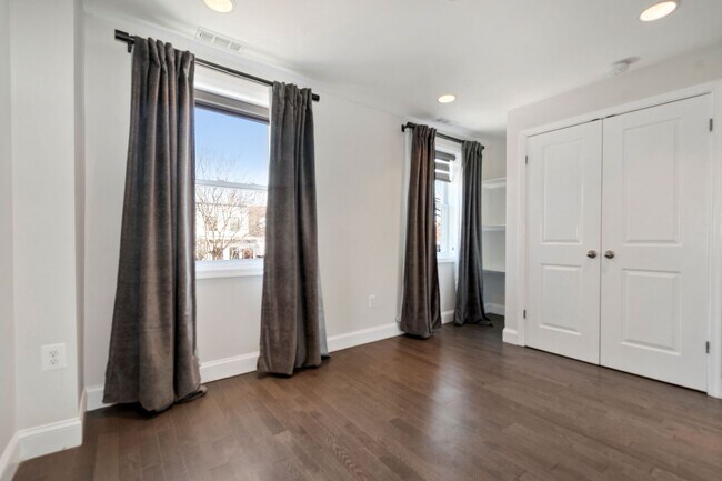 Building Photo - Recently Updated, 2 bed 2 1/2 Bath with Fe...
