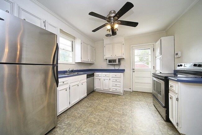 Building Photo - Picture-perfect 3BR/2BA brick bungalow In East Nashville!