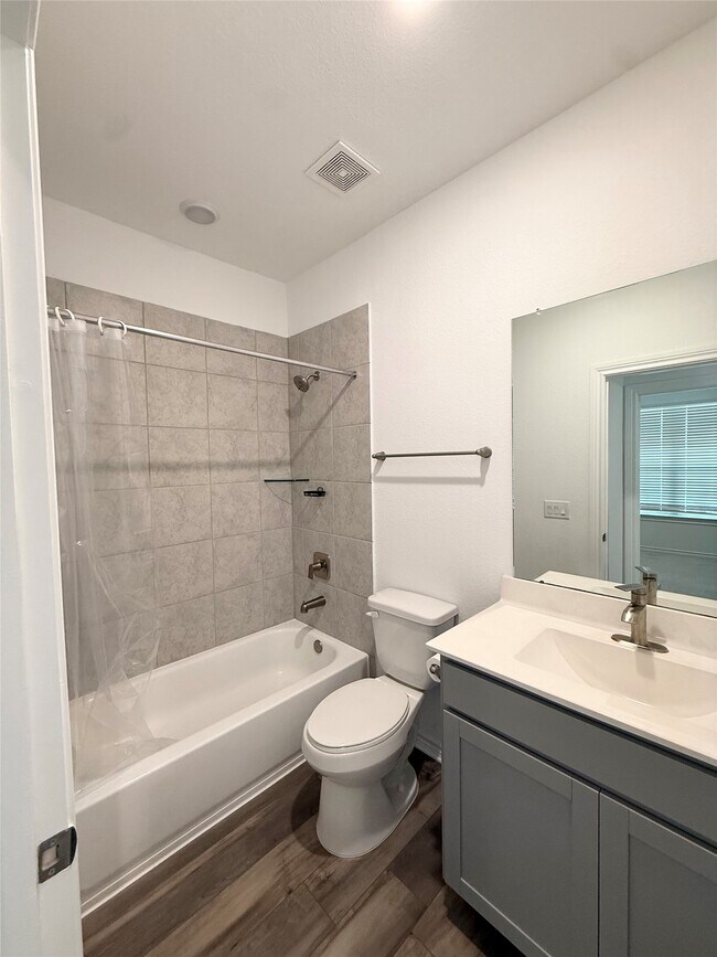 Building Photo - 15826 Dove Holw Dr