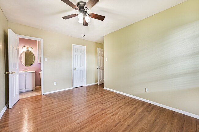 Building Photo - 807 Temple Dr