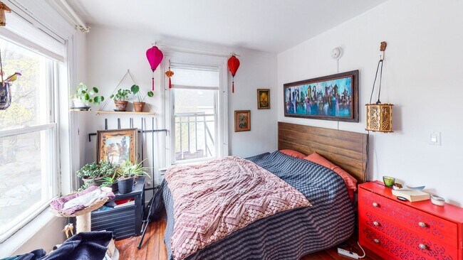 Building Photo - Luxuriously Remodeled 1BR Suite in East Rock | Designer Island Kitchen | Steps to Yale SOM