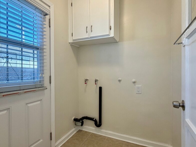 Building Photo - 982 W Hamilton Ave