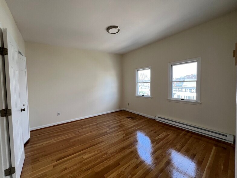 Building Photo - 114 Charles St