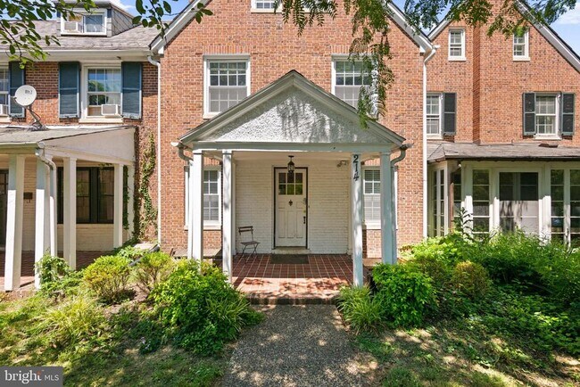 Building Photo - 214 E University Pkwy