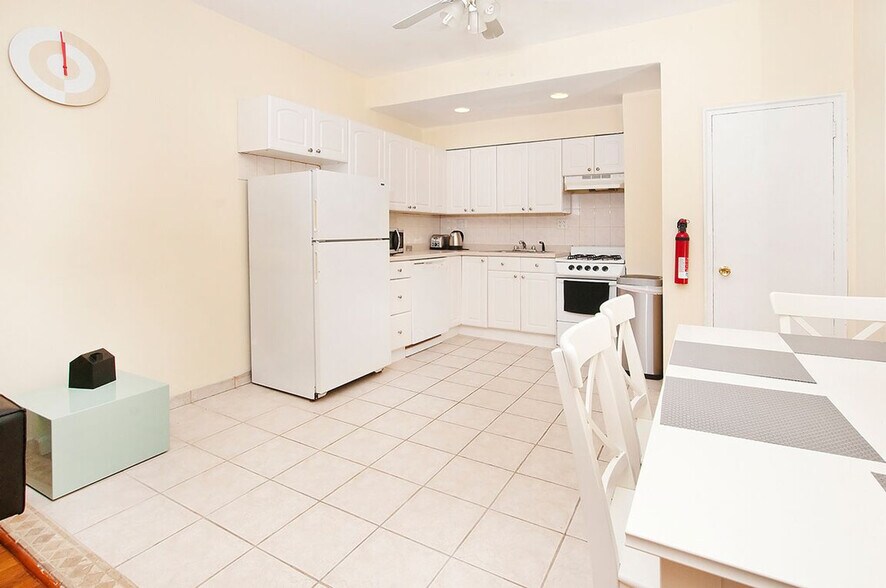 Building Photo - 236 E 80th St