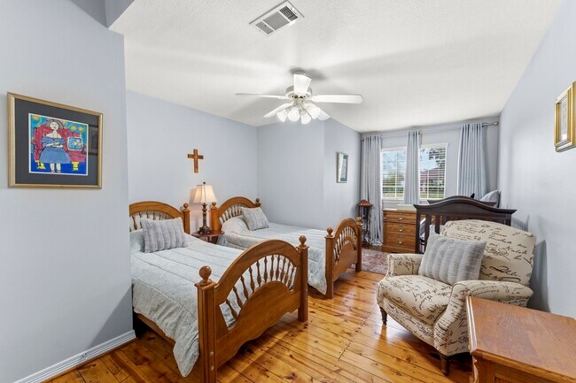 Building Photo - 1208 Lake View Dr