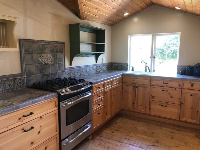 Building Photo - Country Charm In The City!