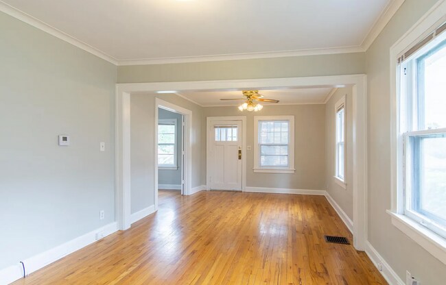 Building Photo - Charming West Plaza Bungalow