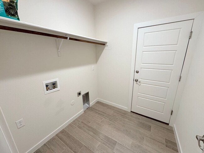 Building Photo - East El Paso 4 bed 2 Bath Refrig A/C!