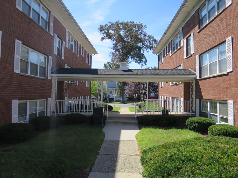 Primary Photo - Seminary Apartments