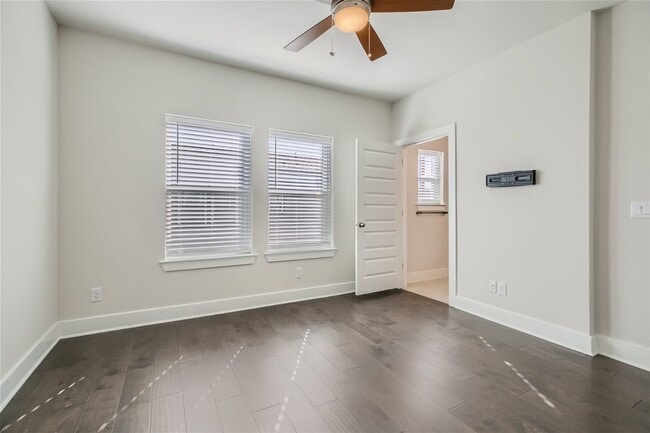 Building Photo - Stunning Multi level townhome in Mahncke Park for rent