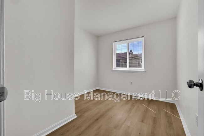 Building Photo - 3125 Heathcote Rd