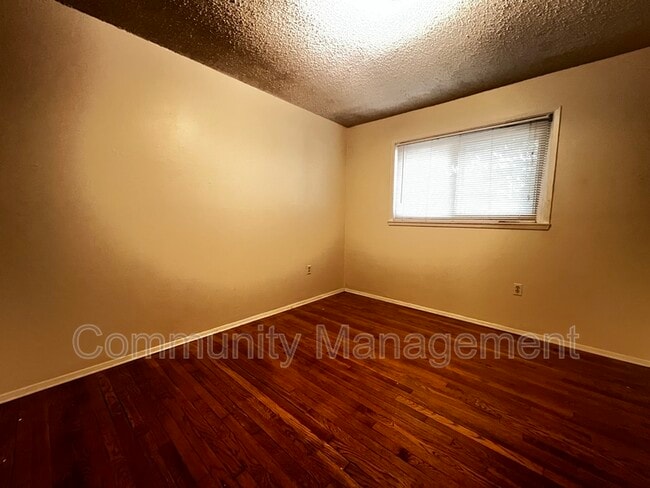 Building Photo - 2415 Rhododendron Ave