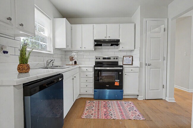 Building Photo - 511 Lavendula St