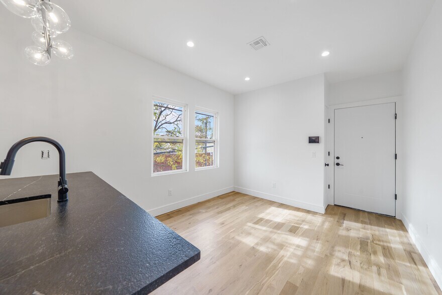 Building Photo - 114 Center St