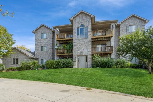 Building Photo - Updated 2 Bedroom with Garage and Off Street Parking Included!