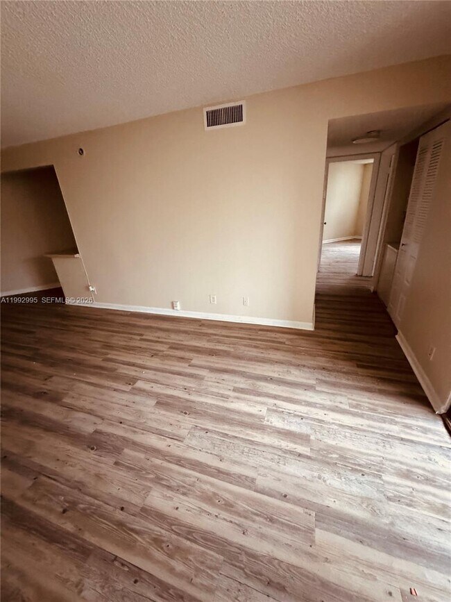 Building Photo - 211 Lake Pointe Dr