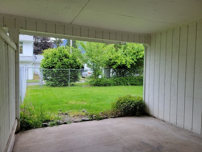 Building Photo - 1685 Cloverlawn Dr