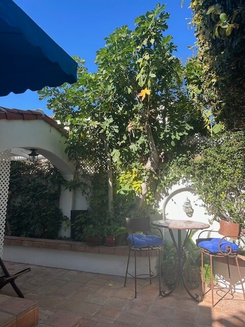 Building Photo - 344 S La Peer Dr