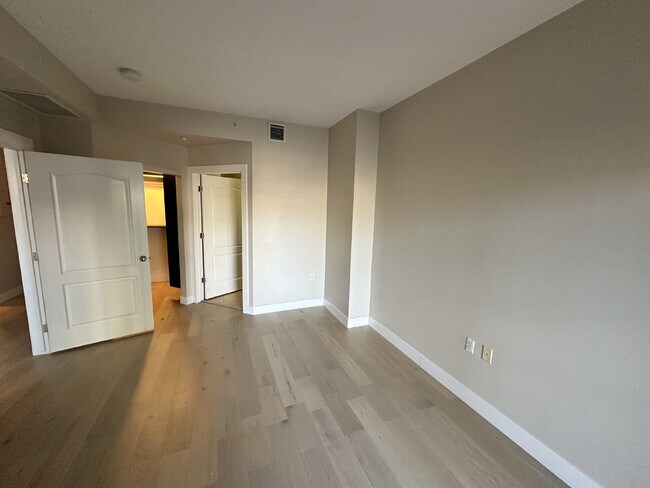 Building Photo - 2 bed/2 bath condo in Golden Triangle