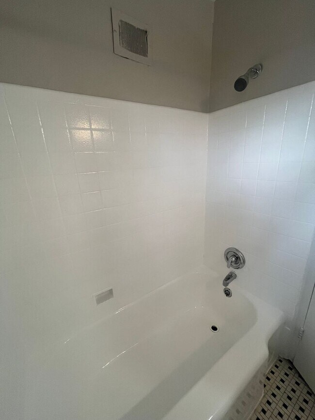 Building Photo - 409 Laverne Ave