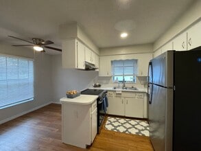 Building Photo - The Vanda Apartments | 1 & 2 Bedroom Apart...