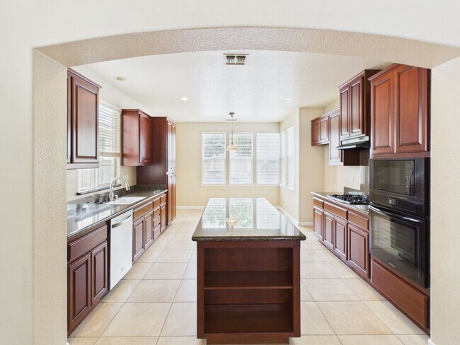 Building Photo - Single Family House