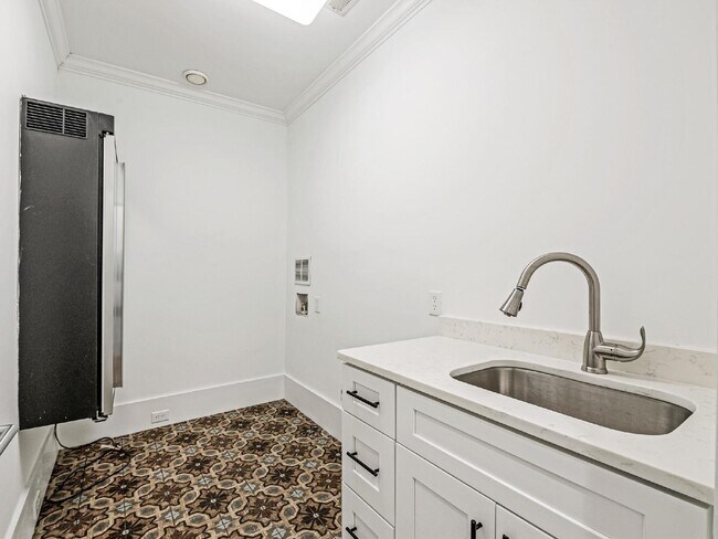 Building Photo - Beautifully built, renovated home boasts 5 BD, 5 BT, providing ample space for a growing family a...