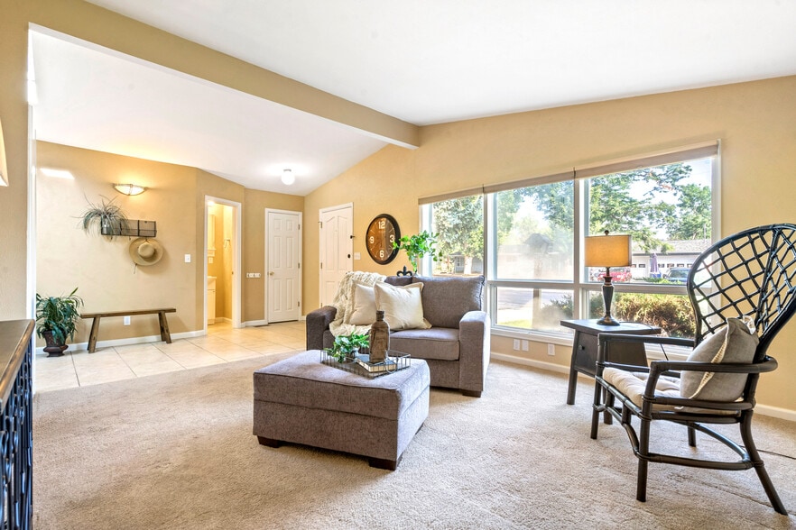 Building Photo - 1204 W 10th St