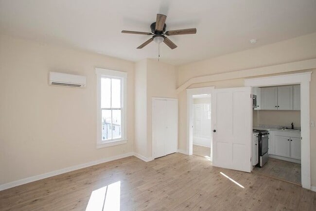 Building Photo - $400 Off First Month when signed by Dec 31st! 1/1 Bed Bath Downtown! Unit 2W