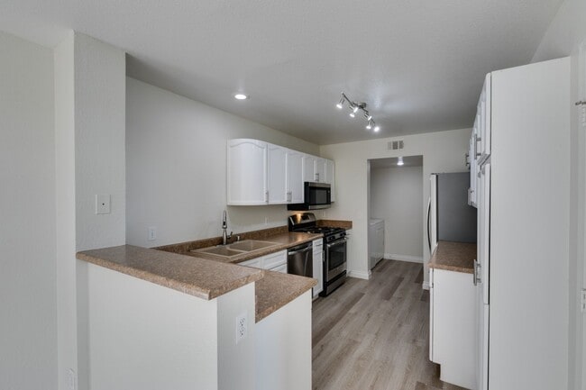 Building Photo - North Summerlin Townhouse with attached garage - 2 master suites