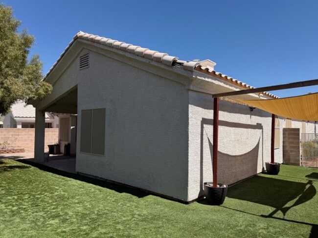 Building Photo - GORGEOUS 4 BEDROOM SINGLE STORY HOME
