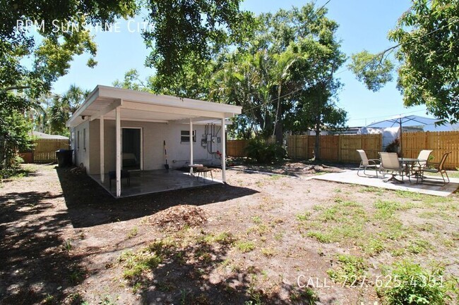 Building Photo - Spacious 4-Bedroom Home with Large Fenced ...