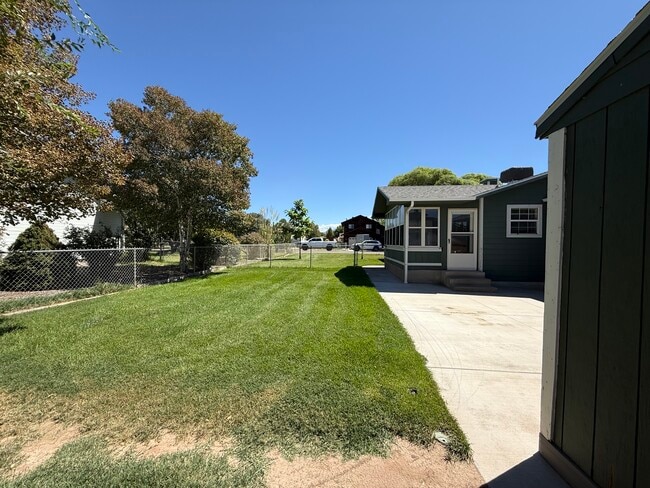 Building Photo - Green House