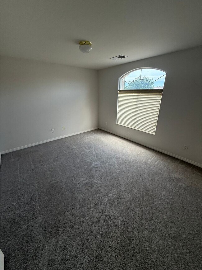 Building Photo - Stylish Southwest Bakersfield Home with Do...