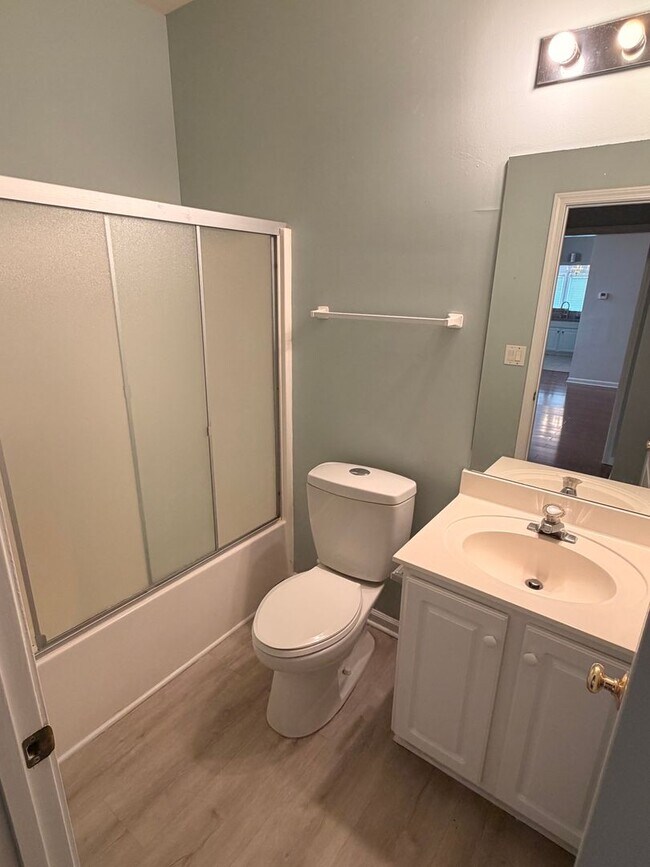 Building Photo - Charming 3-Bedroom Home In City Square!