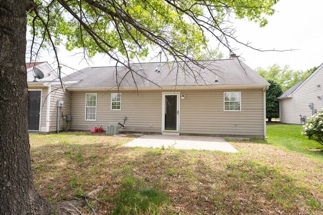 Building Photo - Charming 3 bedroom 2 bath ranch style home in Greensboro with covered front porch!