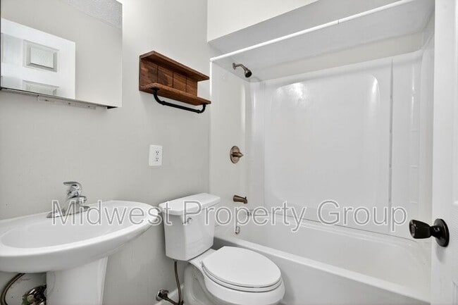 Building Photo - 7348 Lynn Ave