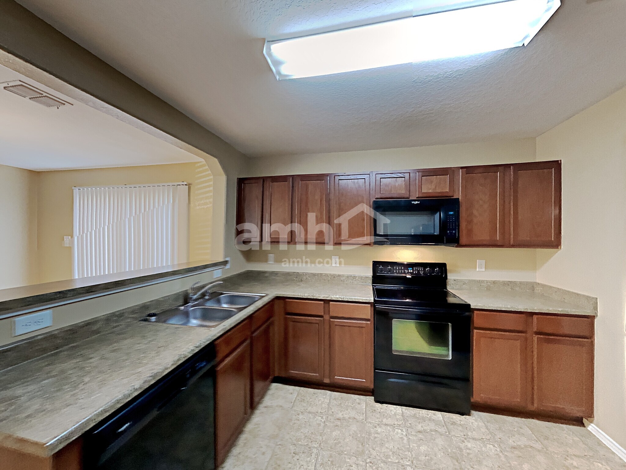 Building Photo - 9247 Pacific Maple
