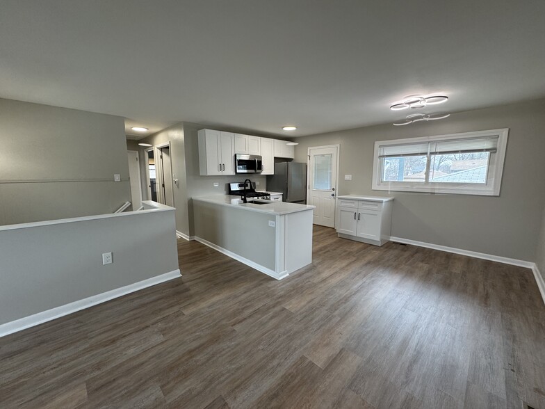 Building Photo - 117 S Willow Ln