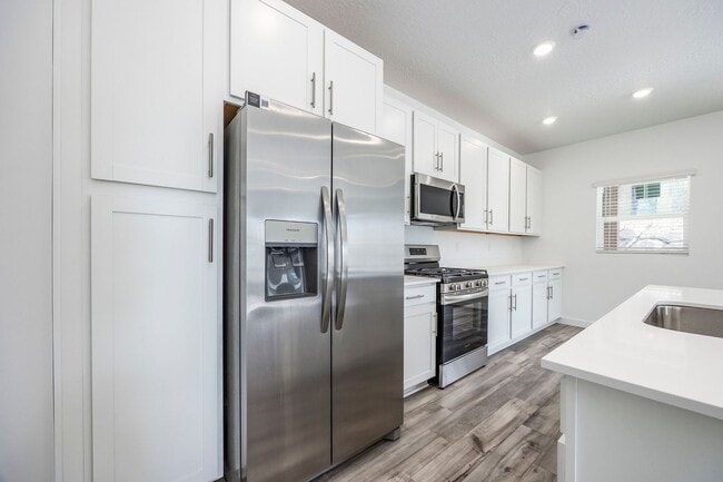 Building Photo - End Unit New Construction with Finished Basement Includes Utilities in New Jordanelle Ridge Neigh...