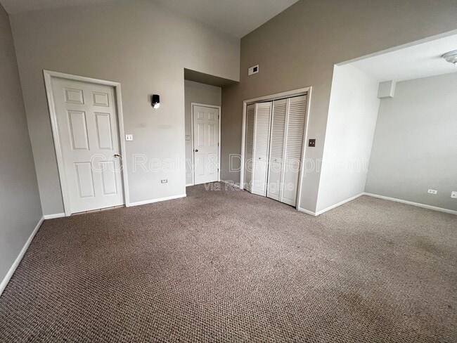 Building Photo - 819 N May St