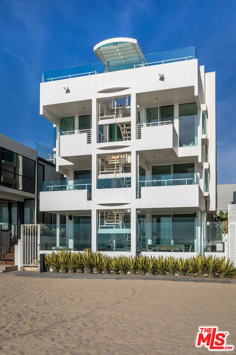 Building Photo - 3907 Ocean Front Walk