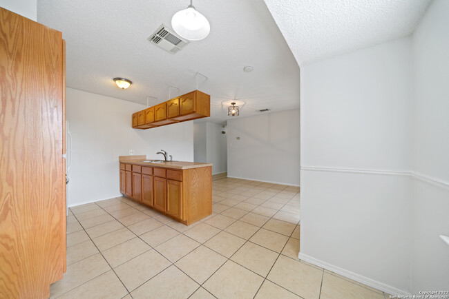 Building Photo - 4851 Castle Arms Dr